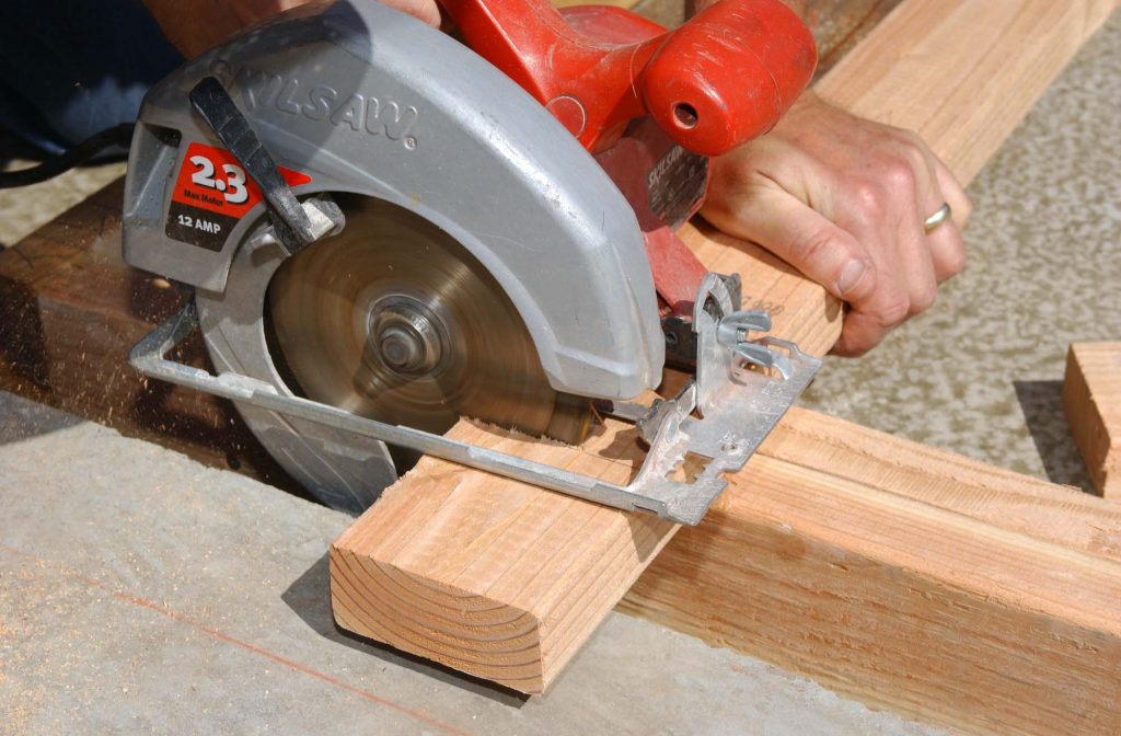 How to Secure a 2 By 4 for Cutting With a Circular Saw