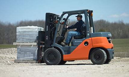 THE PROS AND CONS OF HIRING A FORKLIFT TRUCK